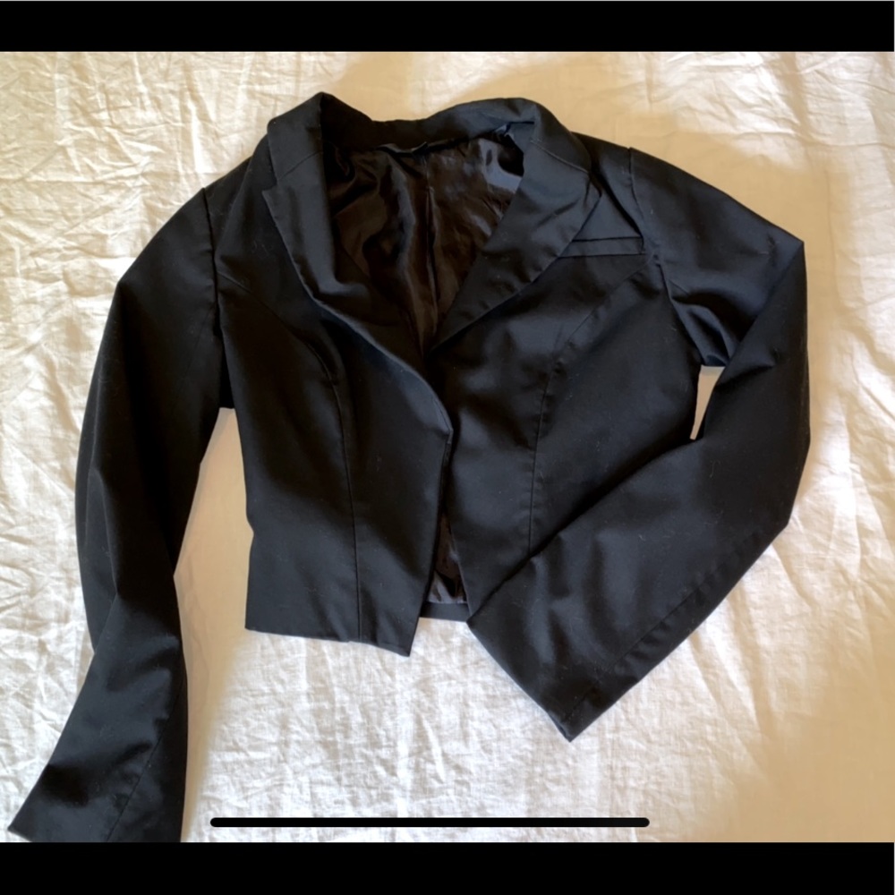 Cropped black long sleeve collared blazer
